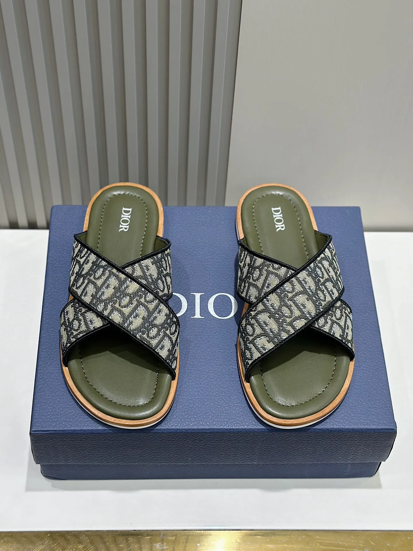 P320 [DIOR] Size 39-44 (38.45 custom-made) 2024ss Dior’s latest men’s slippers are a must-have. Dior Alias ​​Men's Genuine Leather Slippers This summer new Alias ​​sandal embodies a casual and elegant style. Carefully crafted from grained cow leather and Oblique printed fabric, with cowhide lining! Cross-strap design with metal-clad brass CD Diamond logo. The imported cowhide leather and rubber sole adds sophistication and comfort, while Oblique print-effect anti-slip panels add style.